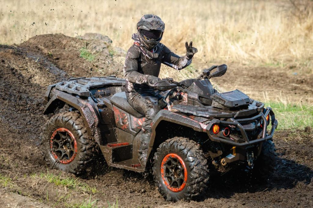 quad - kierowca w błocie