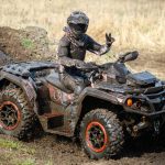 quad - kierowca w błocie