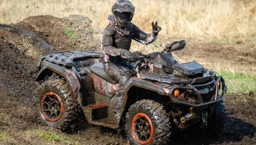 quad - kierowca w błocie