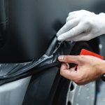 docinanie folii zabezpieczającej do kształtu samochodu